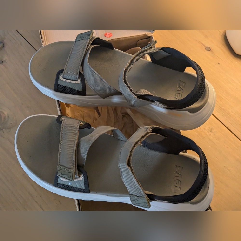 Teva Men's Zymic Sandals in Size 11 in Great Condition with Velcro Straps.